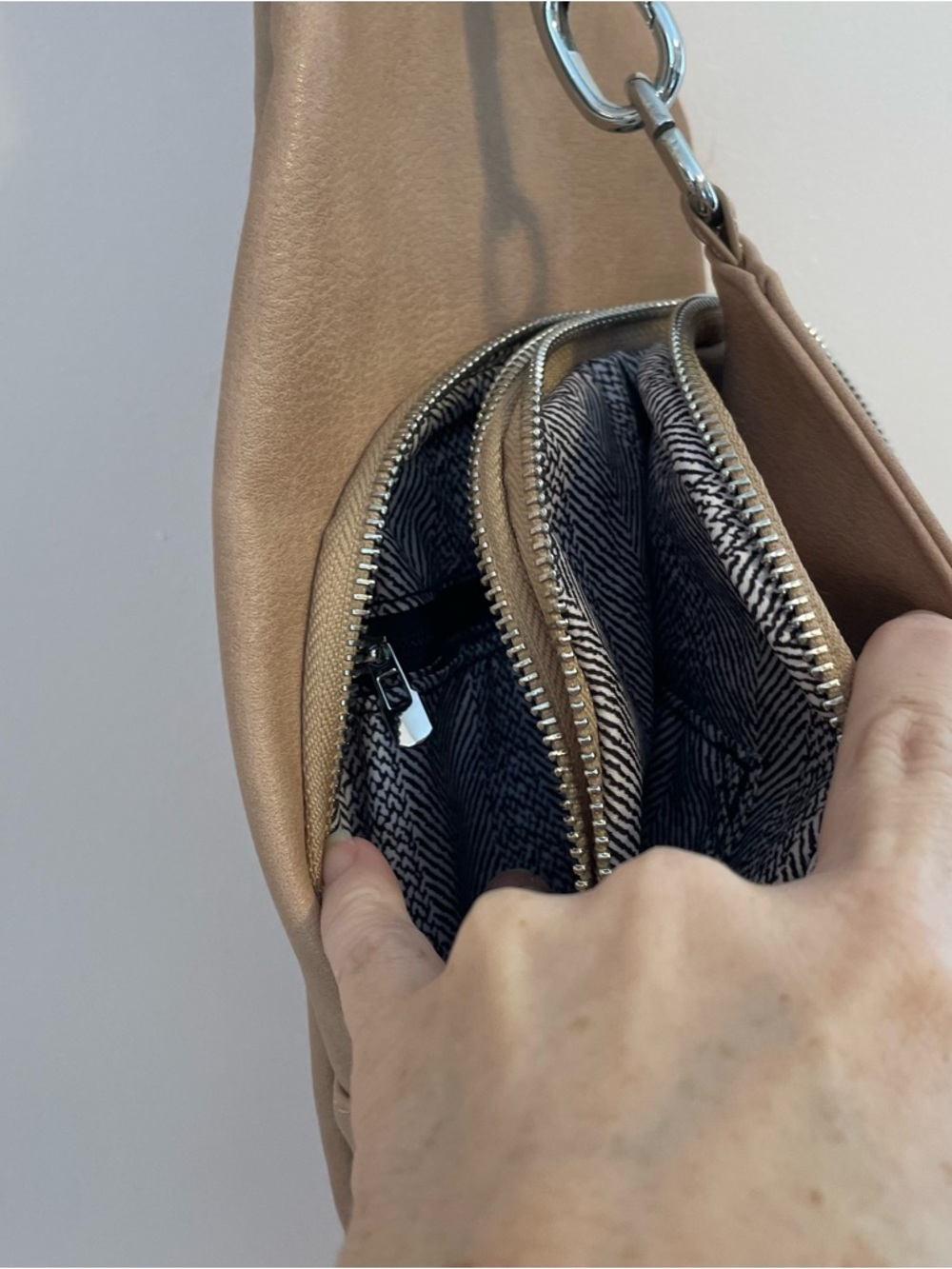Vegan leather sling bag- excellent preloved condition - Picture 6 of 6